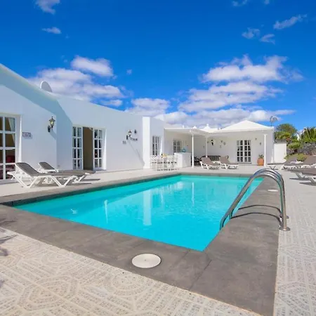 Puerto Del Carmen Sleeps 8 Pool Wifi Vila